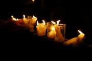 В Украине сегодня в 16:00 по всей стране люди зажгли в своих домах свечи в память о миллионных жертвах Голодомора 1932-1933 годов.
