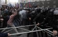 В Киеве милиционеры сносят Майдан и бьют людей!!!