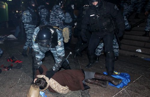 В Киеве Беркут жестоко избивает журналистов и задержанных, не взирая на документы и гражданство!!!