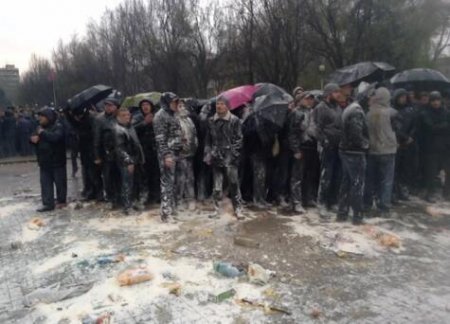 Сепаратисты в Запорожье ведут себя скромно после того, как перед Пасхой их забросали яйцами Запорожцы!