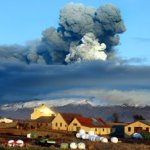 Грандиозное извержение вулкана в Исландии парализовало всю Европу.
