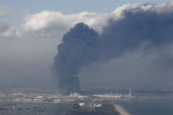 Аварийные атомные станции в Японии вышли из-под контроля людей... Реакторы дымят и выбрасывают радиацию!!!