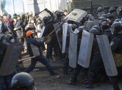 В Украине практически началась гражданская война. Милиция применила снайперов и гранаты против протестующих!!!